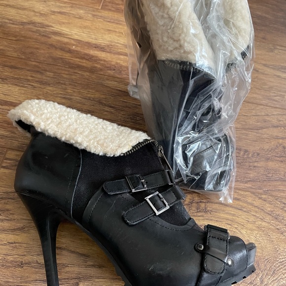 Black peep toe booties size 6 - Picture 2 of 5